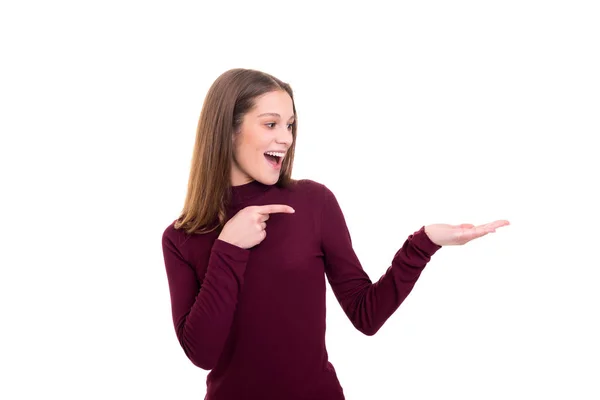 Mujer Joven Presentando Producto Sobre Fondo Blanco — Foto de Stock