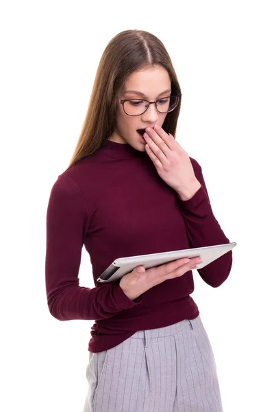 Γυναίκα Ψάχνει Owlishly Στον Υπολογιστή Tablet — Φωτογραφία Αρχείου