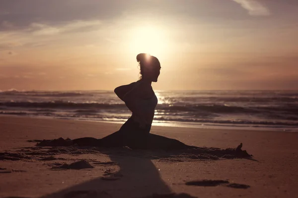 Mujer Joven Deportiva Practicando Yoga Playa — Foto de Stock