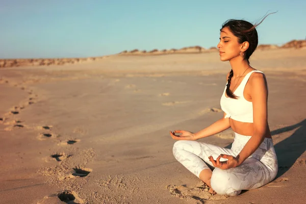 Sportig Ung Kvinna Gör Yoga Practice Vid Stranden — Stockfoto