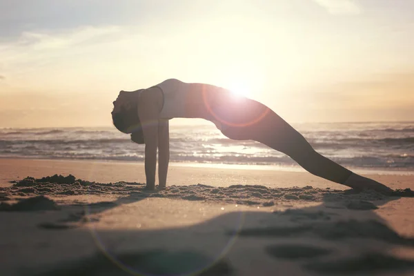 Giovane Donna Sportiva Che Pratica Yoga Spiaggia — Foto Stock