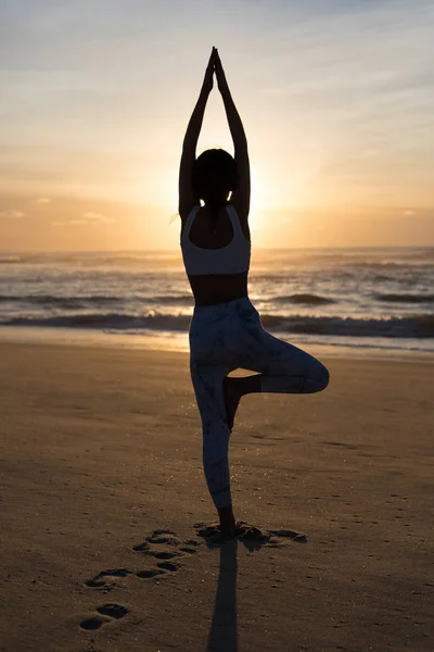 Mujer Joven Deportiva Practicando Yoga Playa — Foto de Stock