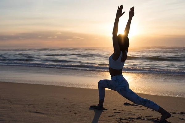 Giovane Donna Sportiva Che Pratica Yoga Spiaggia — Foto Stock