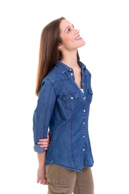 izole üzerinde beyaz arka plan poz rahat kıyafetler giyen çekici gülümseyen kadın