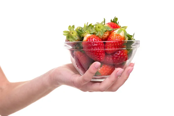 Vrouwelijke Hand Met Glazen Kom Met Aardbeien Geïsoleerd Witte Achtergrond — Stockfoto