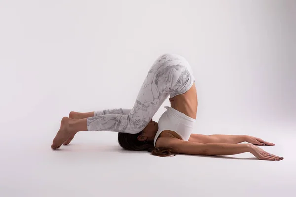 Jeune Femme Sportive Pratiquant Yoga Isolé Sur Fond Studio Blanc — Photo