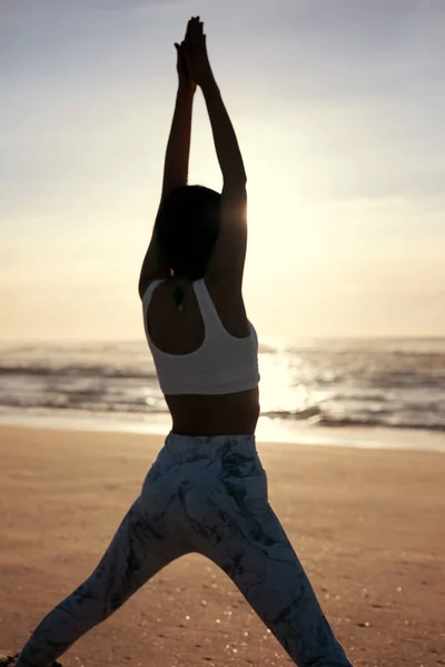 Giovane Donna Sportiva Che Pratica Yoga Spiaggia Concetto Vita Sana — Foto Stock