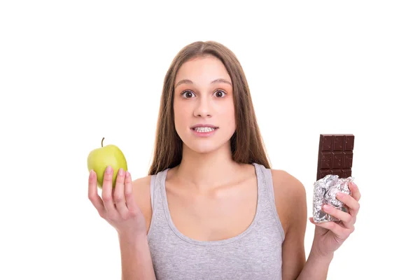 Mulher Cabelos Castanhos Jovem Pensativo Hesitando Entre Uma Fruta Chocolate — Fotografia de Stock
