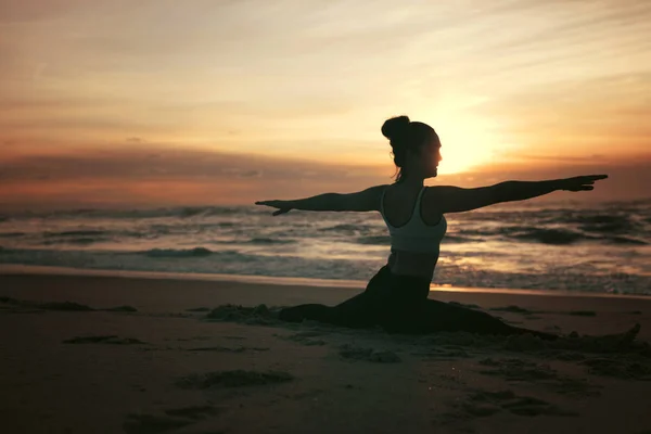 Mujer Joven Deportiva Que Practica Yoga Playa Concepto Vida Saludable — Foto de Stock