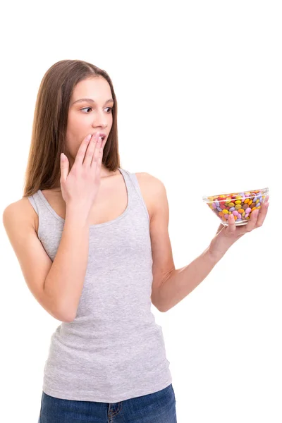 Jovem Mulher Segurando Tigela Doces Chocolate Coloridos Isolado Sobre Fundo — Fotografia de Stock