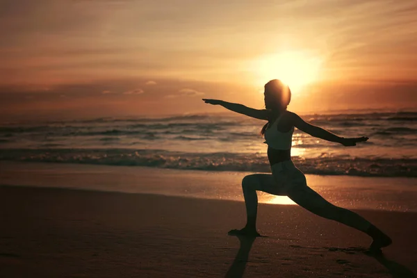 Joven Deportista Practicando Yoga Playa Concepto Vida Sana Equilibrio Natural — Foto de Stock
