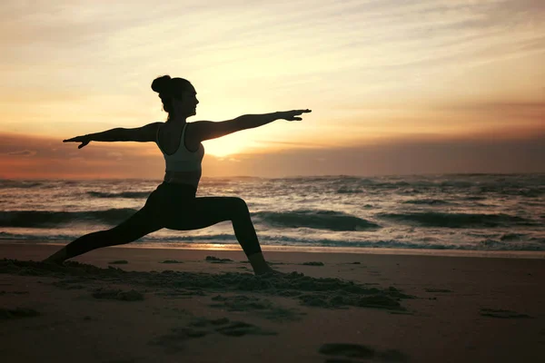 Joven Deportista Practicando Yoga Playa Concepto Vida Sana Equilibrio Natural — Foto de Stock