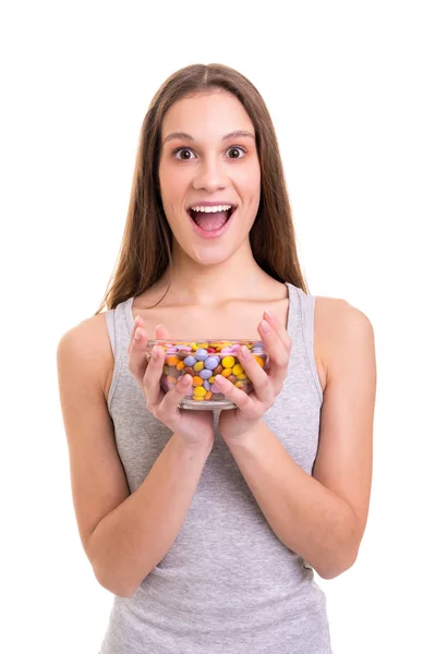 Молода Жінка Тримає Чашу Барвистих Шоколадних Цукерок Ізольовані Білому Тлі — стокове фото