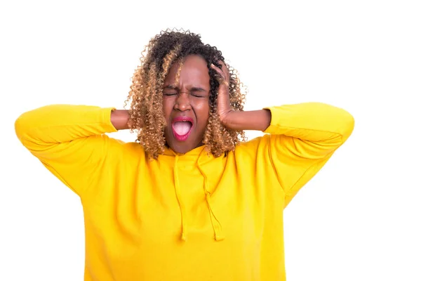 Schöne Junge Afrikanische Frau Die Die Ohren Bedeckt — Stockfoto