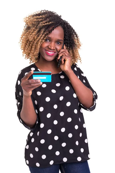 Красивая Африканская Женщина Звонит Мобильному Телефону Помощью Кредитной Карты Изолированные — стоковое фото
