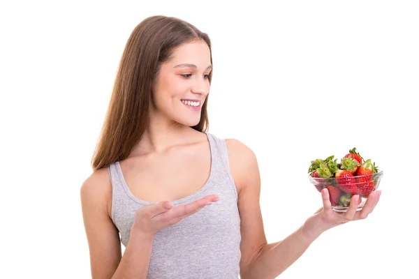 Schöne Junge Frau Hält Ein Paar Erdbeeren Isoliert Über Weißem — Stockfoto