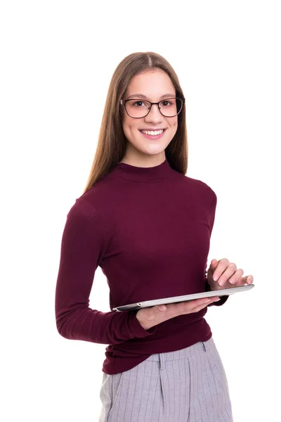 여자는 태블릿 컴퓨터와 편안한 — 스톡 사진