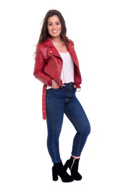 Beyaz arka plan üzerinde poz genç casual kadın