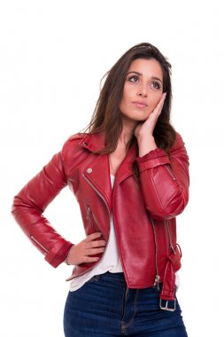 Beyaz arka plan üzerinde harika bir fikir olan genç kadın