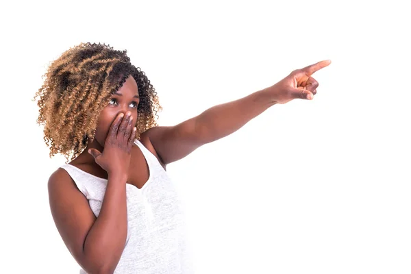 Jonge Afrikaanse Woman Wijzend Lucht Witte Achtergrond — Stockfoto