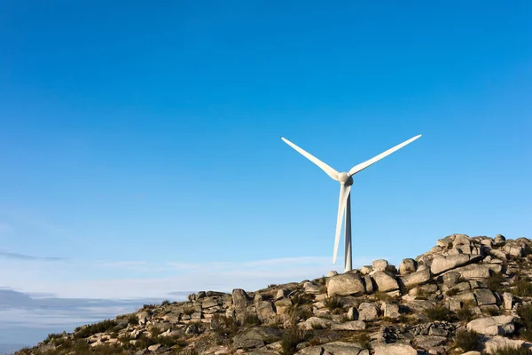 Weergave Van Windmolen Energie Turbine Onder Blauwe Hemel — Stockfoto