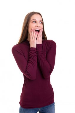 Beyaz arka plan üzerinde izole şaşırtıcı genç kadın