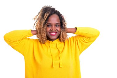 Beyaz arka plan üzerinde izole sessizlik isteyen Afrikalı genç bayan