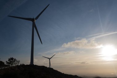 Yel değirmenleri enerji türbinleri mavi gökyüzü altında görünümü