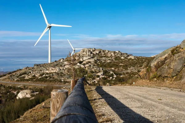 Weergave Van Windmolens Energie Turbines Onder Blauwe Hemel — Stockfoto