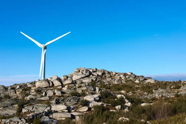 Energie Windturbine Een Landschap Een Mooie Blauwe Hemel — Stockfoto
