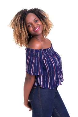 güzel genç Afrikalı kadın üzerinde beyaz izole poz