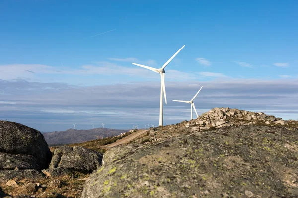 Turbinas Energia Eólica Landscpae Sobre Belo Céu Azul — Fotografia de Stock