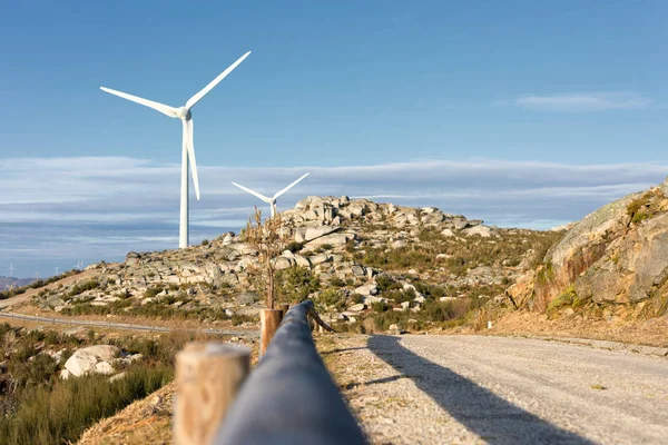 Turbinas Energia Eólica Landscpae Sobre Belo Céu Azul — Fotografia de Stock