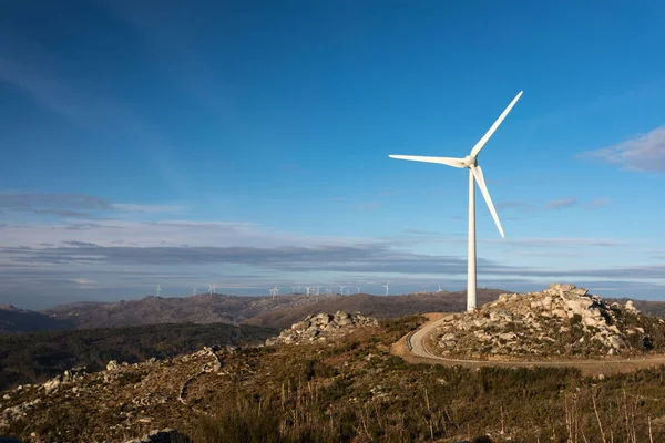 Větrná Energie Turbína Krajině Nad Krásnou Modrou Oblohu — Stock fotografie