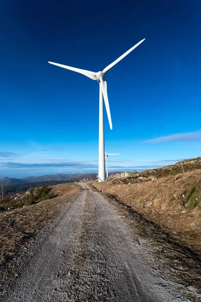 Energie Windturbines Een Landscpae Een Mooie Blauwe Hemel — Stockfoto