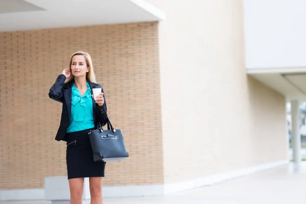 Donna Affari Con Caffè Parlare Telefono Vicino All Ufficio — Foto Stock