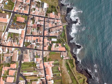 Portekiz 'in Sao Miguel - Azores adasının kıyı şeridinin yukarıdan görünüşü. İHA atışı.