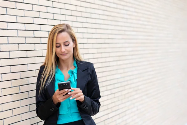 Succesvolle Zakenvrouw Ondernemer Praten Mobiele Telefoon Tijdens Het Buiten Stad — Stockfoto