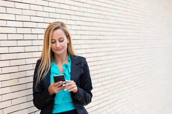 Femme Affaires Entrepreneur Prospère Parlant Sur Son Téléphone Portable Plein — Photo