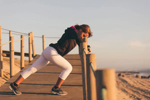 Jovem Mulher Chinesa Bonita Exercitando Praia Nascer Sol Pôr Sol — Fotografia de Stock