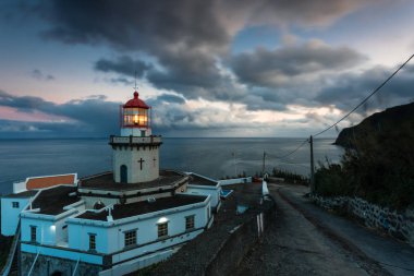 Sao Miguel Adası, Azores, Portekiz 'de Nordeste yakınlarındaki Deniz feneri Arnel' i