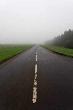 Sete Cidades 'e giden yol sisli bir günde Sao Miguel, Azores, Portekiz