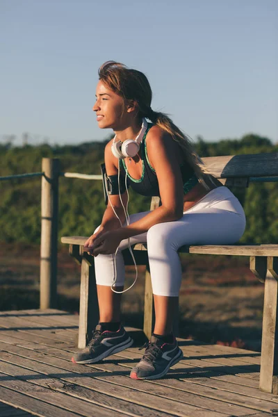 Joven Hermosa Mujer Haciendo Ejercicio Playa Amanecer —  Fotos de Stock