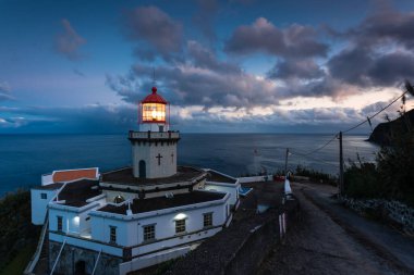 Sao Miguel Adası, Azores, Portekiz 'de Nordeste yakınlarındaki Deniz feneri Arnel' i