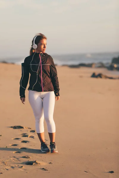 Joven Hermosa Mujer Haciendo Ejercicio Playa Amanecer —  Fotos de Stock