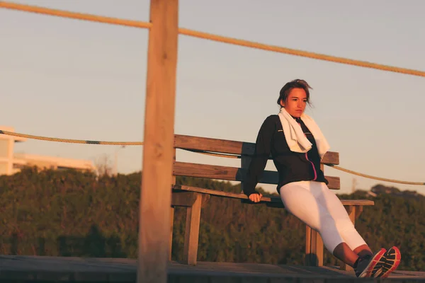 Ung Vacker Kvinna Motionerar Stranden Vid Soluppgången — Stockfoto