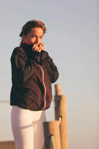 Giovane Bella Donna Cinese Che Allena Spiaggia All Alba Tramonto — Foto Stock