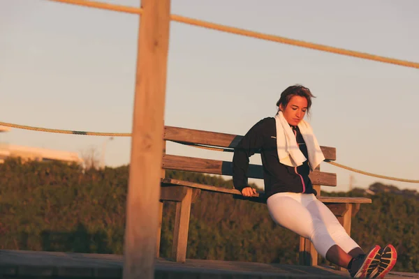 Joven Hermosa Mujer China Haciendo Ejercicio Playa Amanecer Atardecer — Foto de Stock