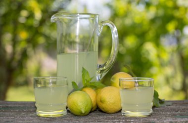 limon suyu yaz seti, açık ahşap bir masaya