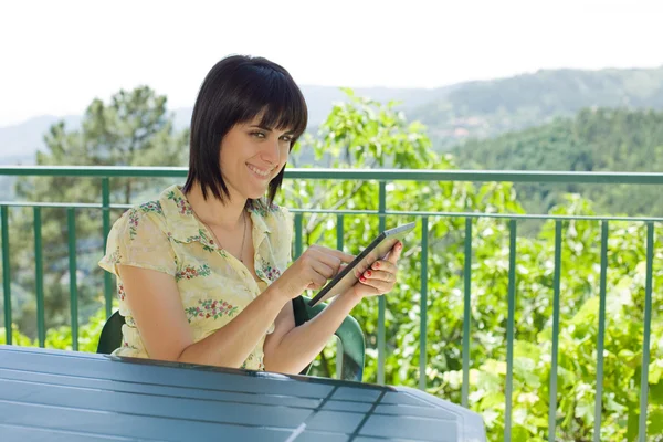 Femme occasionnelle travaillant avec une tablette pc, en plein air — Photo